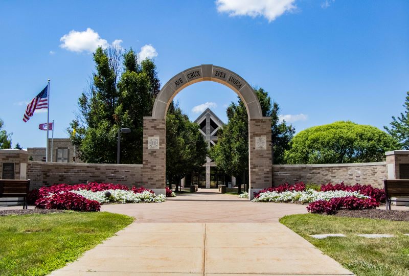 Fall picture in front of the arch